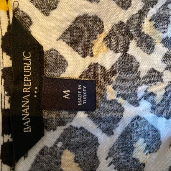 Banana Republic medium, V Neck top in animal print. - Picture 6 of 6